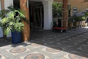Em Royalle Hotel & Beach Resort