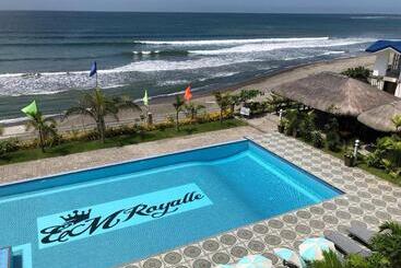 Em Royalle Hotel & Beach Resort
