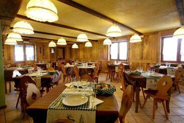 هتل Chalet Des Alpes
