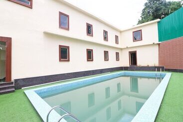 هتل Vaikunth Resort By Oyo Rooms