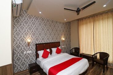 هتل Vaikunth Resort By Oyo Rooms