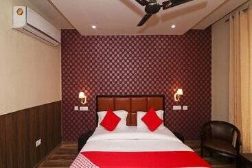 هتل Vaikunth Resort By Oyo Rooms