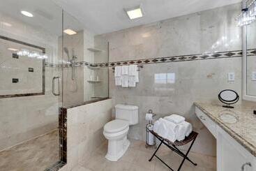 هتل Bayfront Inn 5th Avenue