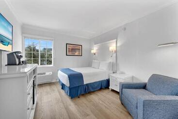 هتل Bayfront Inn 5th Avenue