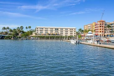 هتل Bayfront Inn 5th Avenue