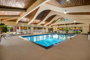 هتل Best Western Prairie Inn & Conference Center