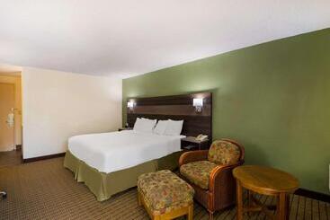 هتل Best Western Prairie Inn & Conference Center