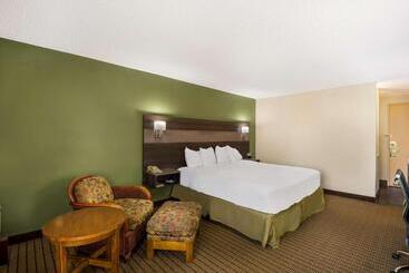 هتل Best Western Prairie Inn & Conference Center