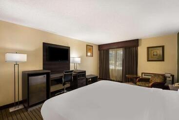 هتل Best Western Prairie Inn & Conference Center
