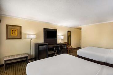 هتل Best Western Prairie Inn & Conference Center