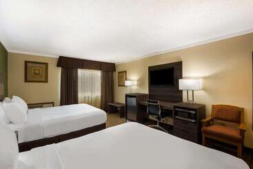 هتل Best Western Prairie Inn & Conference Center