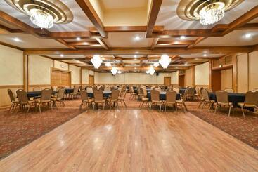 هتل Best Western Prairie Inn & Conference Center