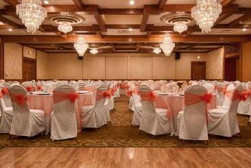 هتل Best Western Prairie Inn & Conference Center