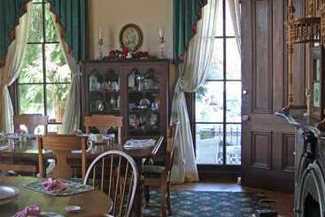 هتل Inn At The Canal Bed & Breakfast