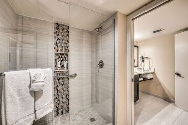 هتل Inn Of Naples, Tapestry Collection By Hilton