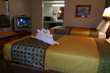 هتل Inn Towne Lodge