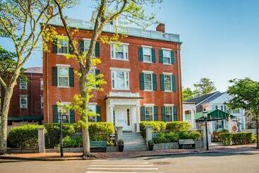 هتل Jared Coffin House