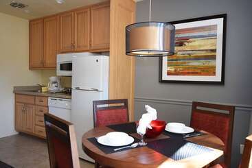 هتل The Lodge At Kingsbury Crossing