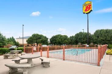 هتل Super 8 By Wyndham Garner/clayton/raleigh