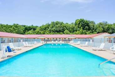 هتل Travelodge By Wyndham Parkersburg
