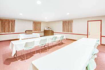 هتل Travelodge By Wyndham Parkersburg