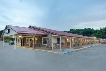 هتل Travelodge By Wyndham Parkersburg