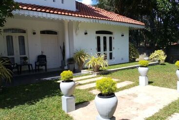 تختخواب و صبحانه Green Grass Garden