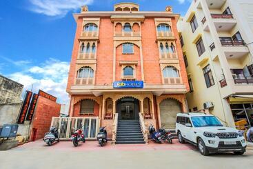 Fabhotel Royal Heritage
