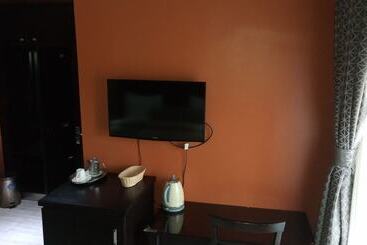 Hard Break Hotel And Suite