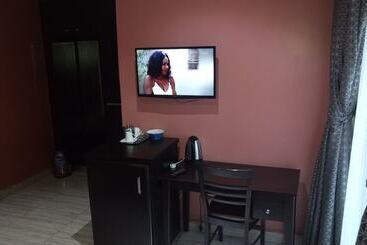Hard Break Hotel And Suite