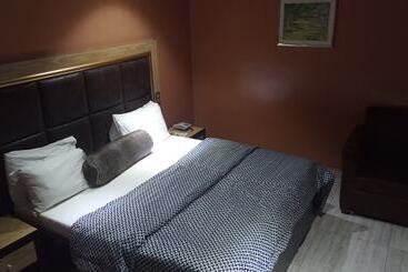 Hard Break Hotel And Suite