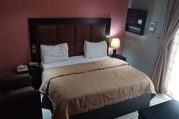 Hard Break Hotel And Suite