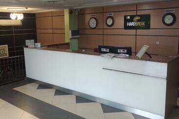 Hard Break Hotel And Suite