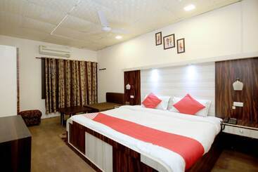 هتل E Square By Oyo Rooms