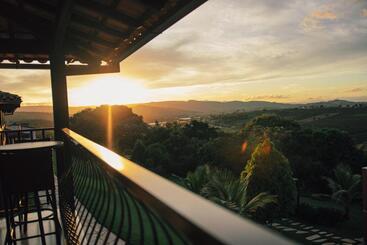 هتل Escarpas Resort