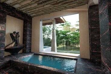 هتل 7 Chakras Resort