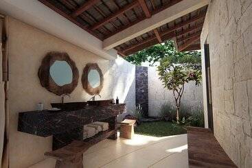 هتل 7 Chakras Resort
