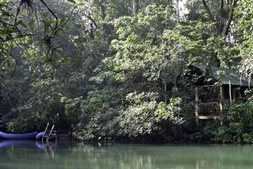 هتل Campamento Rio Lacanja