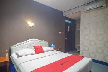 هتل Reddoorz Near Tugu Naga Singkawang