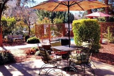 هتل Baby Quail Inn