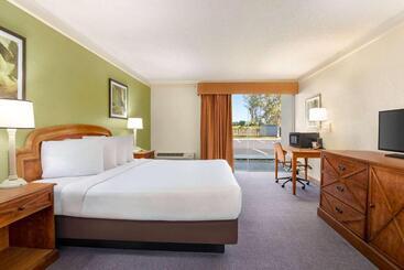 هتل Baymont By Wyndham Daytona Beach   Intl Speedway