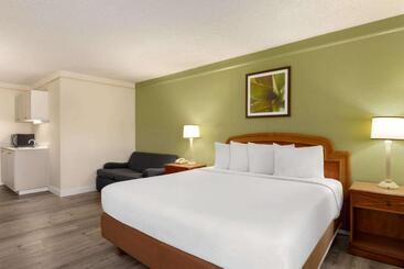 هتل Baymont By Wyndham Daytona Beach   Intl Speedway