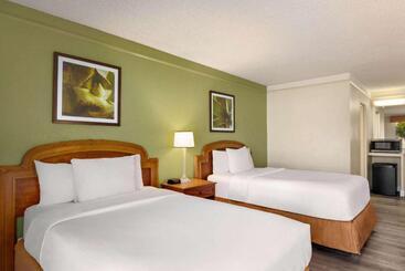 هتل Baymont By Wyndham Daytona Beach   Intl Speedway