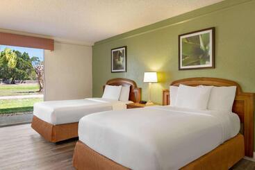 هتل Baymont By Wyndham Daytona Beach   Intl Speedway
