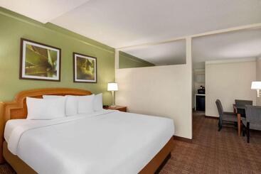 هتل Baymont By Wyndham Daytona Beach   Intl Speedway