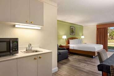 هتل Baymont By Wyndham Daytona Beach   Intl Speedway