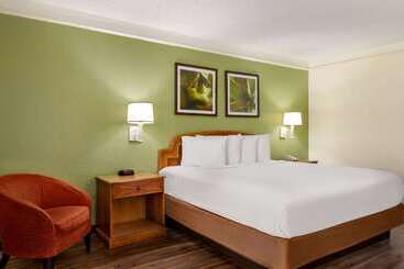 هتل Baymont By Wyndham Daytona Beach   Intl Speedway