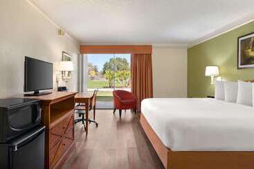 هتل Baymont By Wyndham Daytona Beach   Intl Speedway
