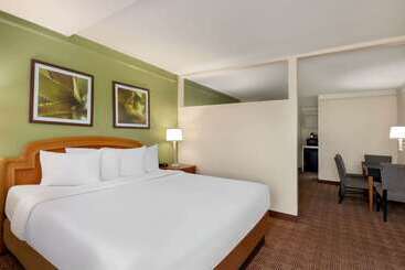 هتل Baymont By Wyndham Daytona Beach   Intl Speedway
