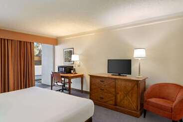 هتل Baymont By Wyndham Daytona Beach   Intl Speedway